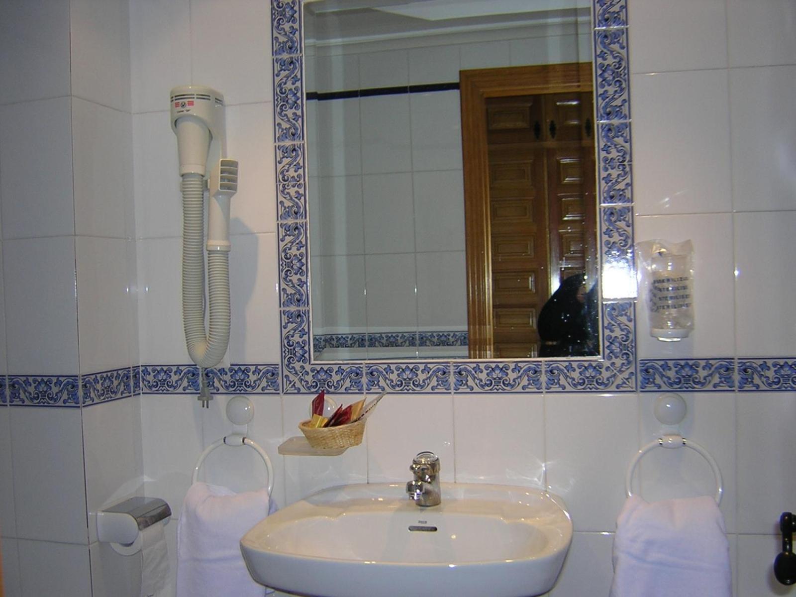Hostal Restaurante La Muralla Canete  ภายนอก รูปภาพ