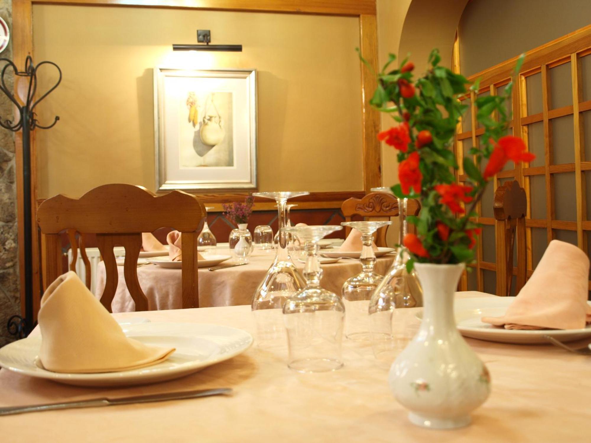 Hostal Restaurante La Muralla Canete  ภายนอก รูปภาพ