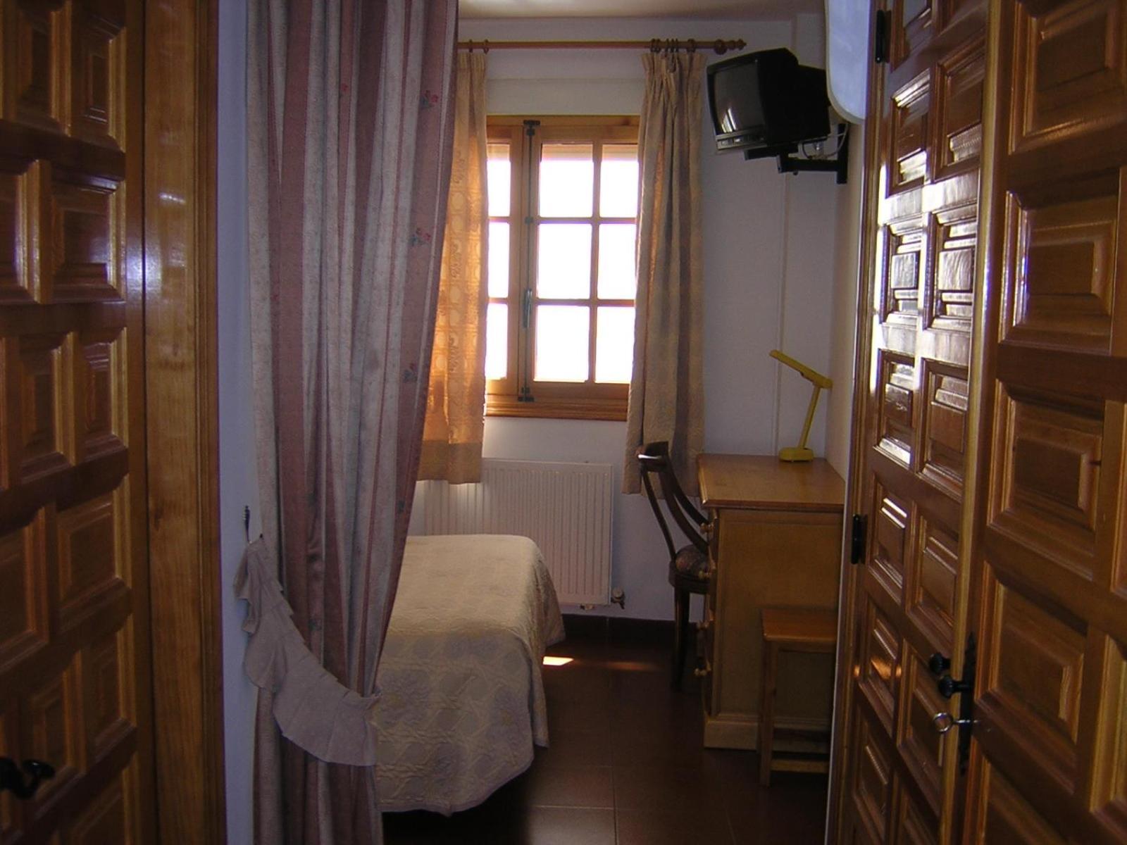 Hostal Restaurante La Muralla Canete  ภายนอก รูปภาพ