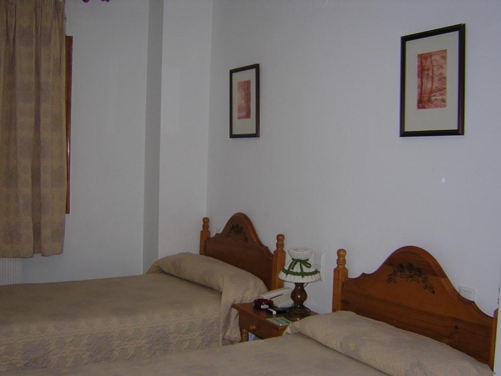 Hostal Restaurante La Muralla Canete  ภายนอก รูปภาพ